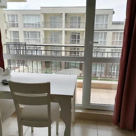 Cozy With Pool In Sunny Apartman Napospart